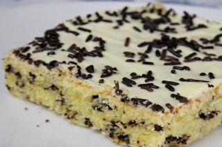 Kennen Sie noch den Ameisenkuchen mit Eierlikör? Hier das köstliche Rezept aus dem DDR-Backbuch!