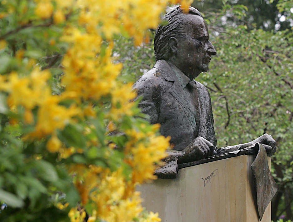 ARCHIV - Von Regen nass glänzt die Bronzebüste des Philosophen Karl Jaspers (1883-1969) in einer Parkanlage in seiner Geburtsstadt Oldenburg.  