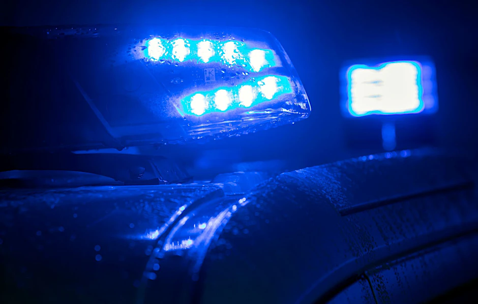ARCHIV - Blaulicht auf einem Polizeifahrzeug.  