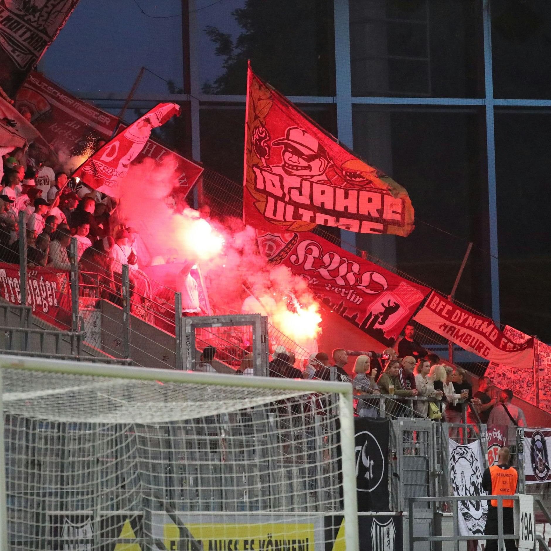 Dunkel wars, der Block schien helle ... BFC-Fans zündeten bengalische Fackeln während der Partie in Chemnitz.