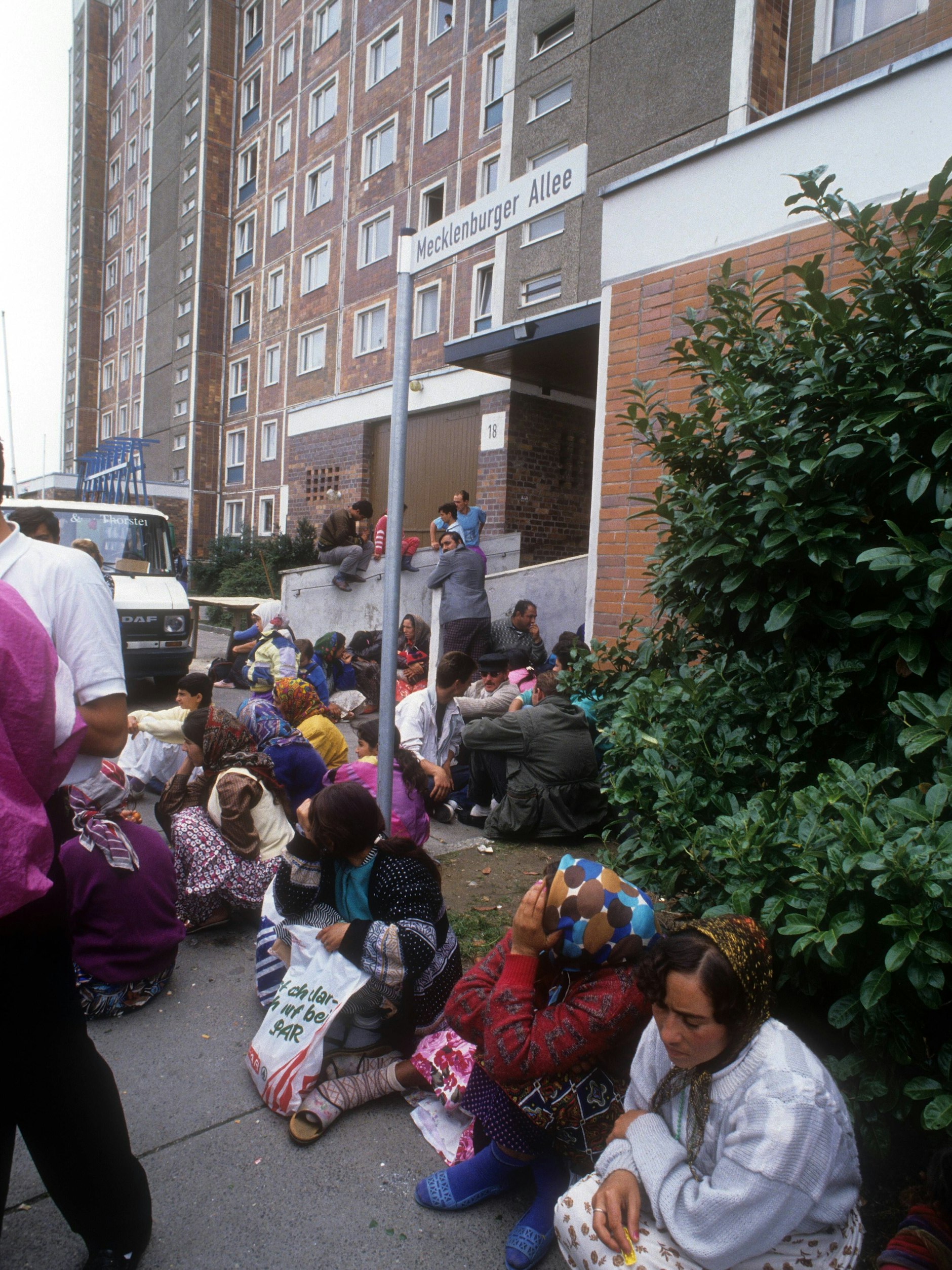Aus Angst verließen Flüchtlinge die Aufnahmestelle und harrten auf dem Gehweg aus, in der Hoffnung auf Hilfe.
