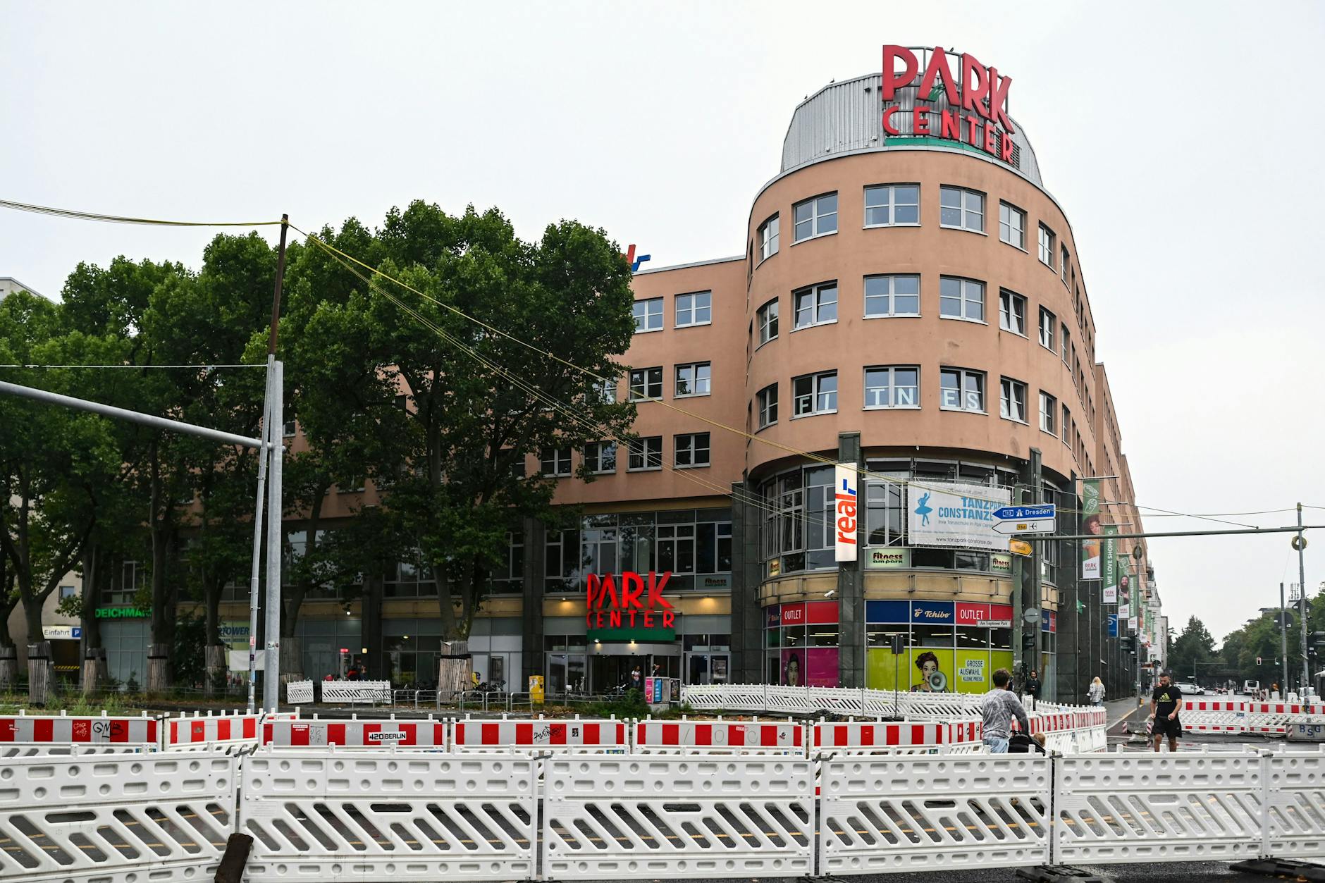 Außen Baustelle, innen Leerstand: das Park-Center Treptow an der Elsenstraße.