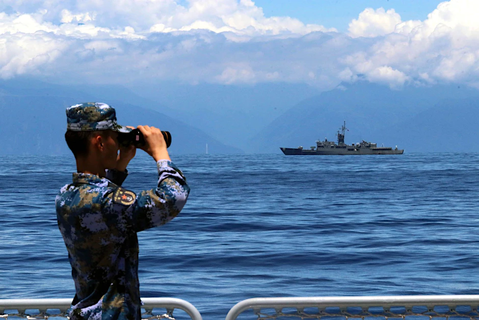 Ein Mitglied der chinesischen Volksbefreiungsarmee während einer Militärübung auf See