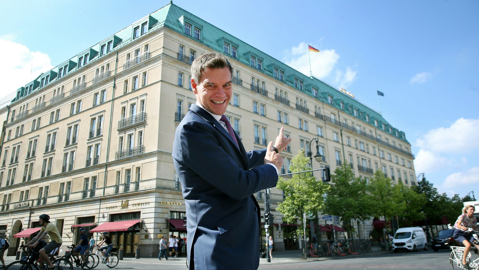 Hereinspaziert! Hoteldirektor Michael Sorgenfrey vor dem Luxushotel am Pariser Platz.