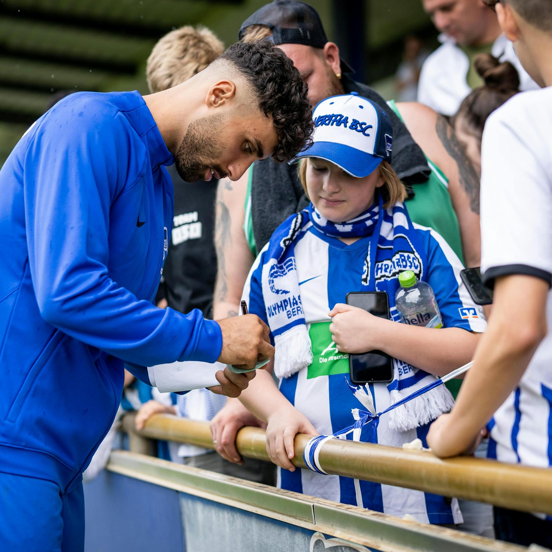 Nader El-Jindaoui gab nach dem Spiel noch fleißig Autogramme für seinen jungen Fans.
