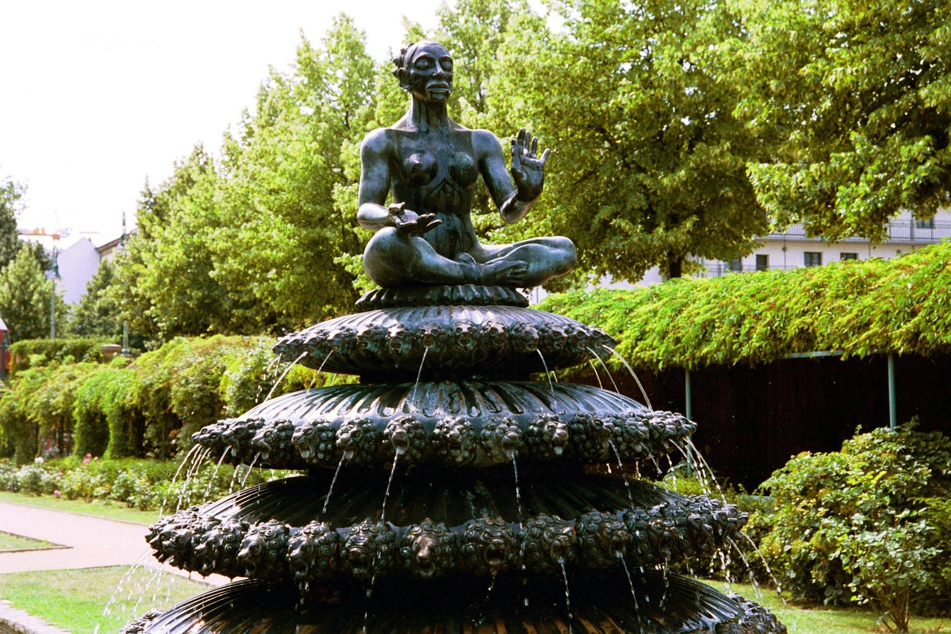 Der Indische Brunnen von Walter Schott mit vier Ringen wasserspeiender Löwen. Er steht auf der Sohle des ehemaligen Luisenstädtischen Kanals im Rosengarten nahe am Engelbecken.