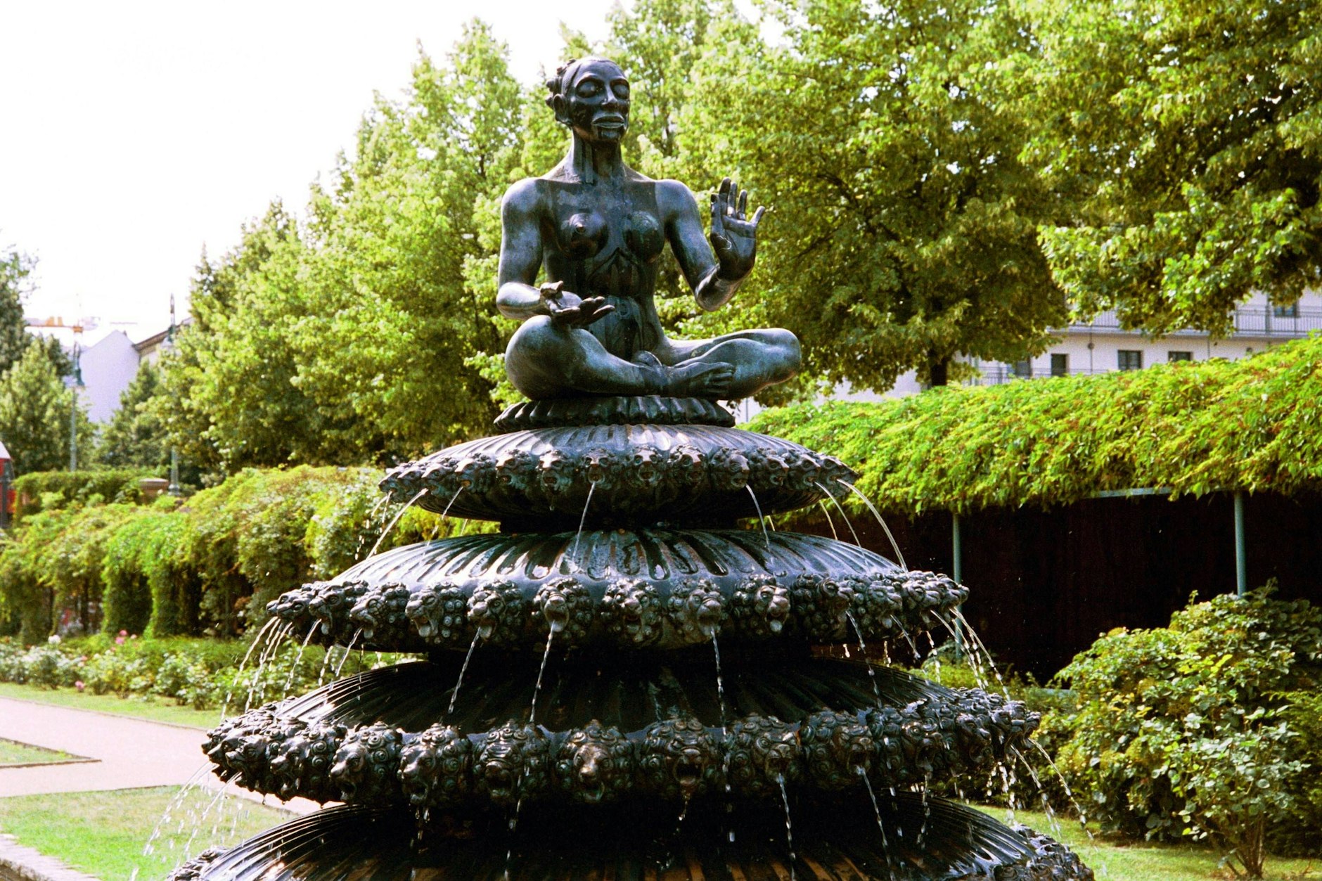 Der Indische Brunnen von Walter Schott mit vier Ringen wasserspeiender Löwen. Er steht auf der Sohle des ehemaligen Luisenstädtischen Kanals im Rosengarten nahe am Engelbecken.