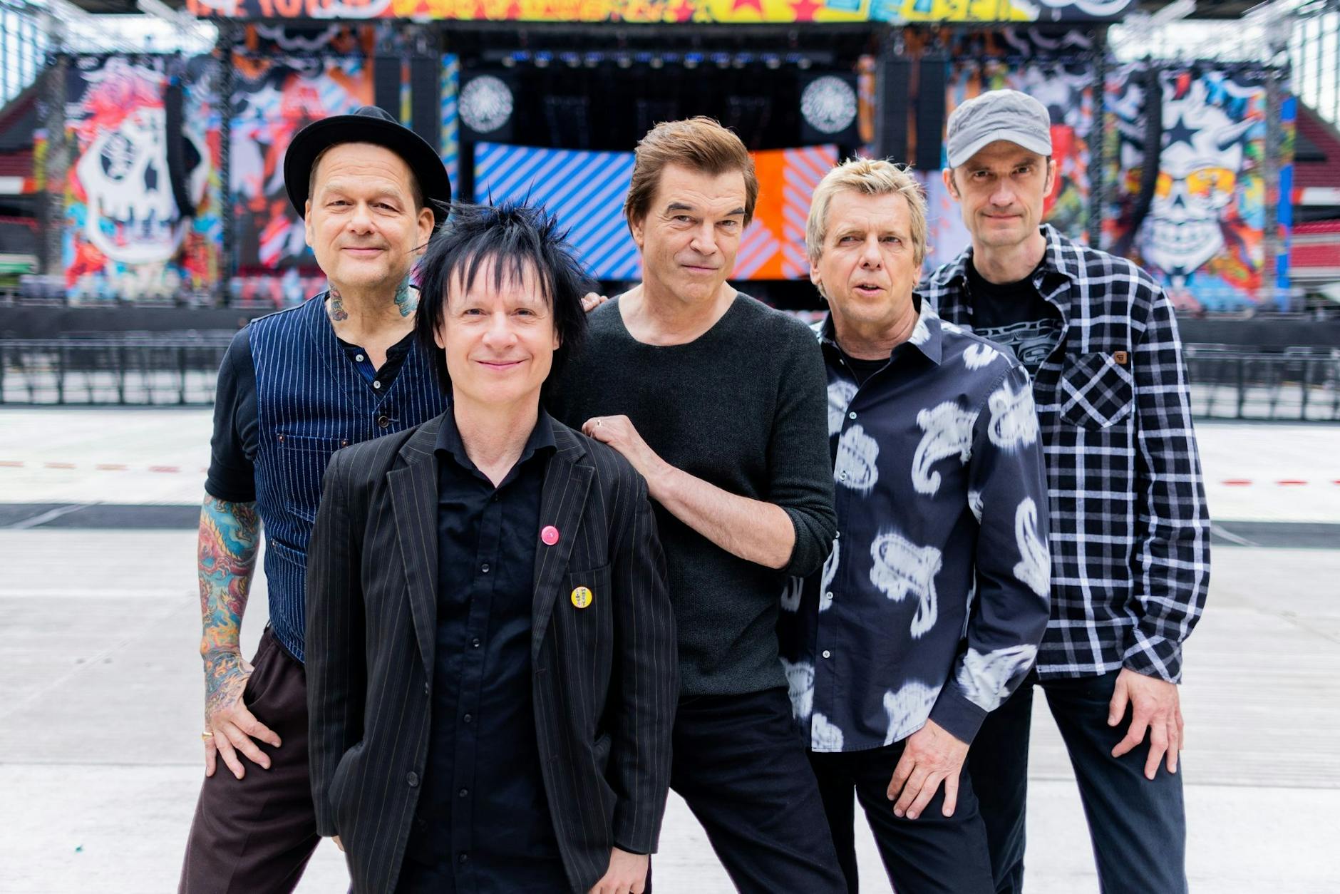 ARCHIV - Die Toten Hosen stehen vor der Bühne im RheinEnergieStadion.