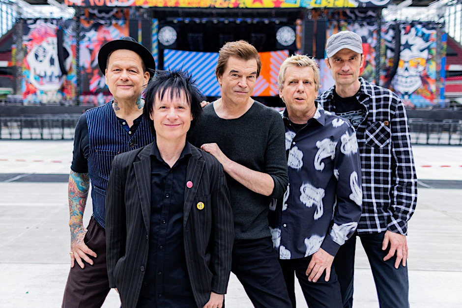 ARCHIV - Die Toten Hosen stehen vor der Bühne im RheinEnergieStadion.  