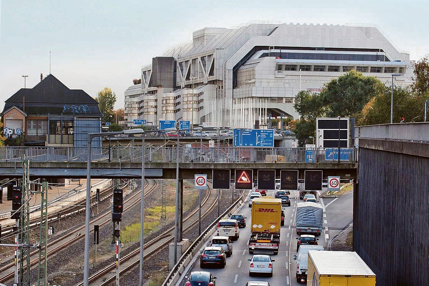 320 Meter lang, 80 Meter breit, 40 Meter hoch: Wie ein Raumschiff liegt das ICC neben dem Stadtring.