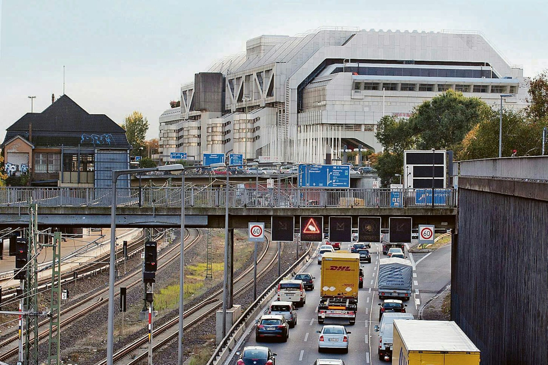 320 Meter lang, 80 Meter breit, 40 Meter hoch: Wie ein Raumschiff liegt das ICC neben dem Stadtring.