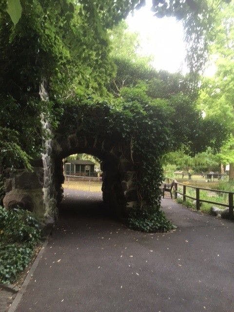Dieser efeubewachsene Tunnel ist der einzige Überrest des Seebads Mariendorf, er war früher Teil der Grotte. Heute steht das Bauwerk aus Findlingen im Park eines Altenheims an der Ullsteinstraße.