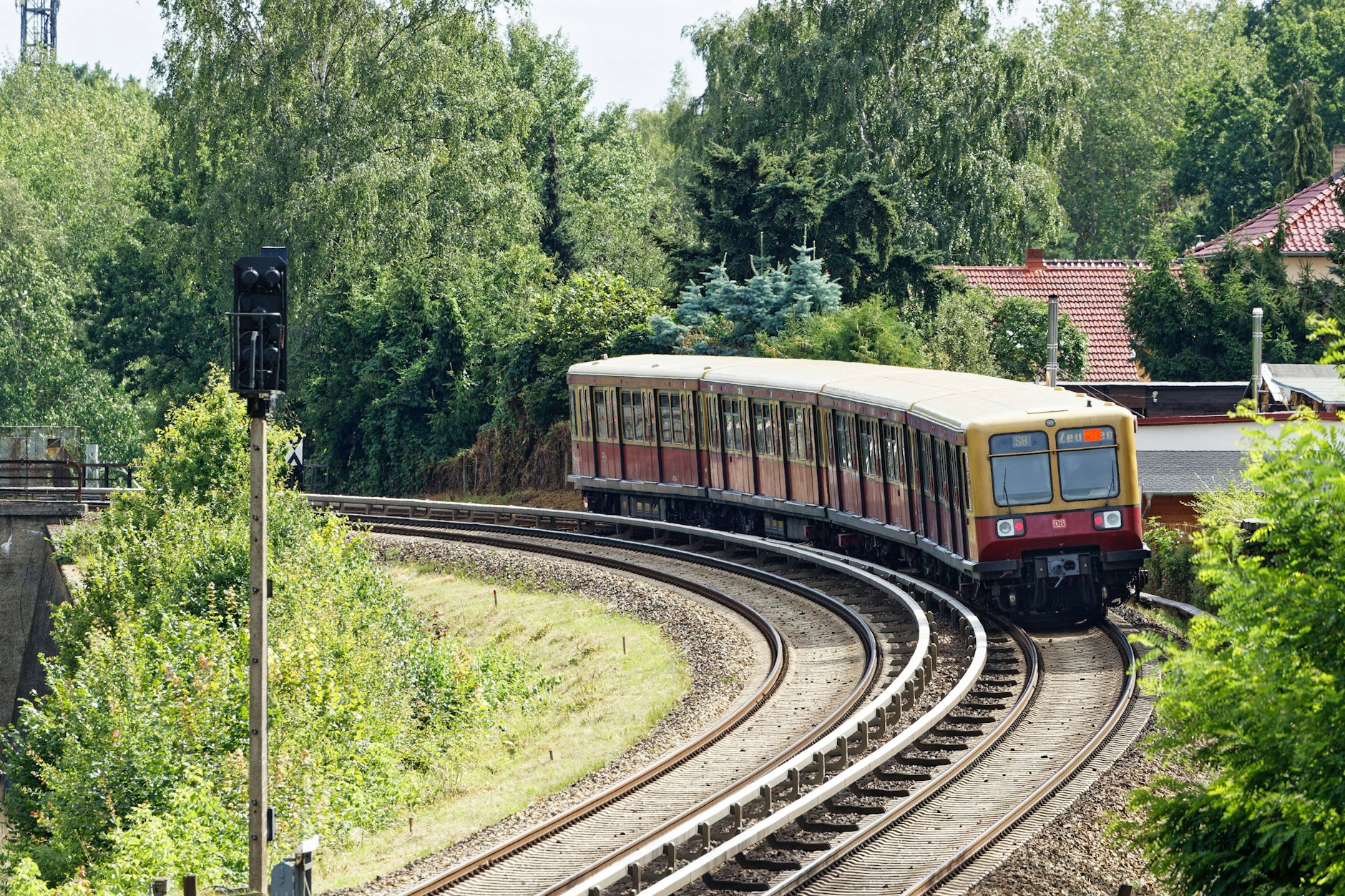 Chaos auf der Linie S8: Diebe haben wichtige Kabel geklaut.