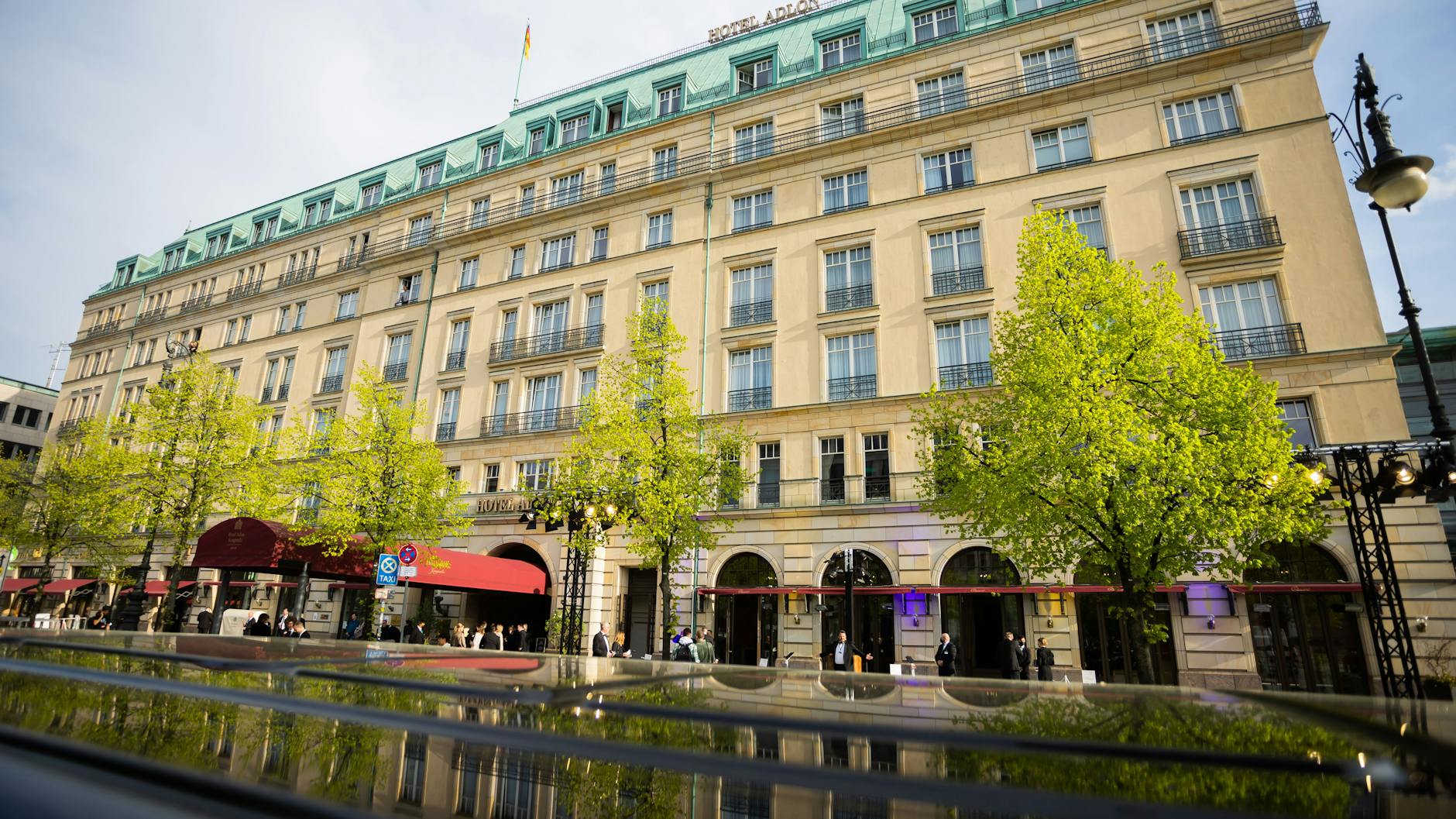 Sieht alt aus, ist aber neu: Das Adlon wurde vor 25 Jahren wiedereröffnet.