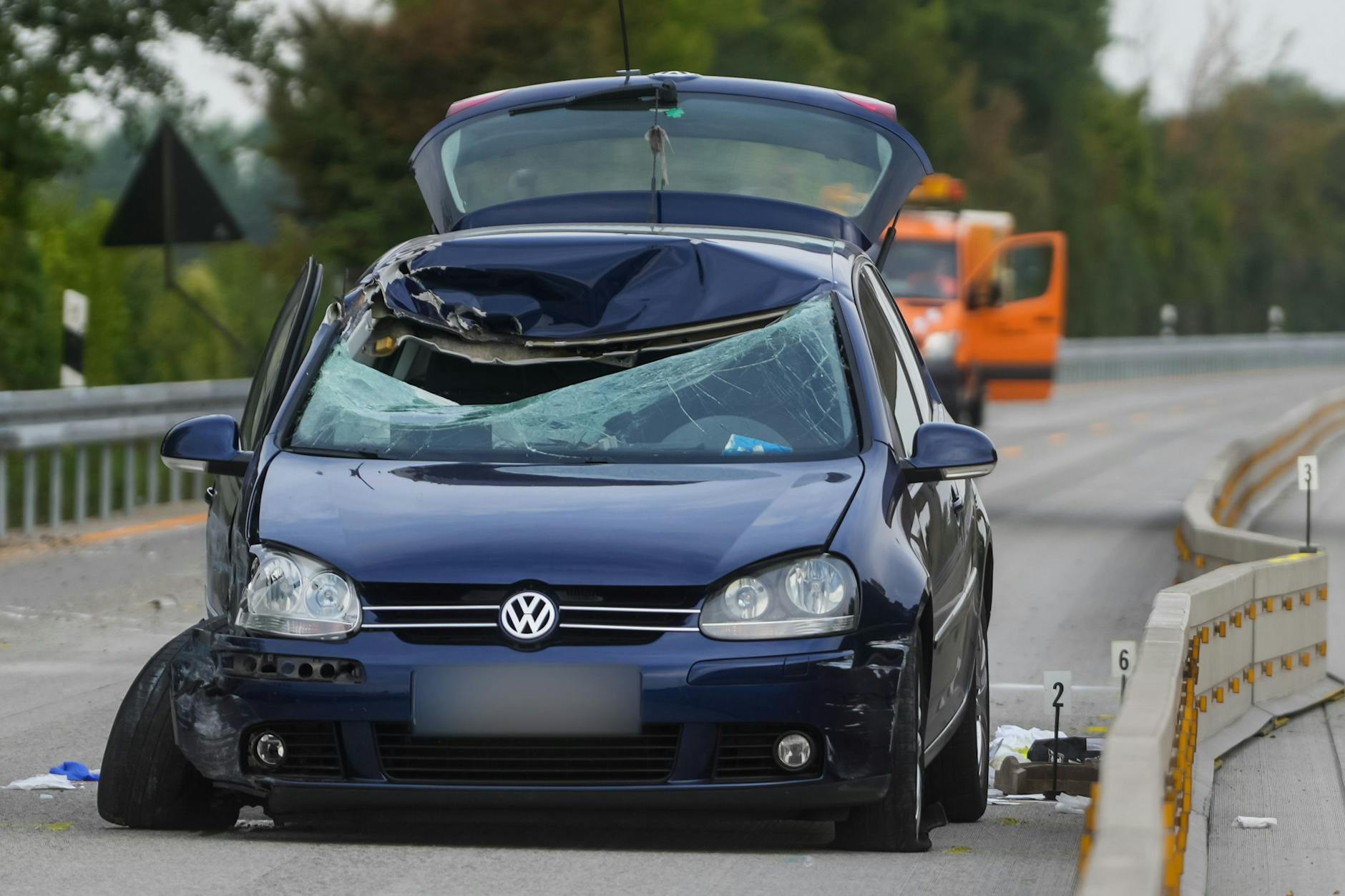 Gullydeckel geworfen: Das getroffene Auto auf der A7.