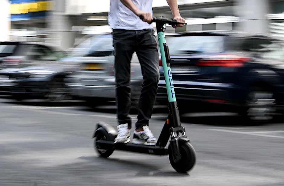 Ein Jugendlicher auf einem E-Scooter wurde am Donnerstagabend von einem Auto angefahren.&nbsp;