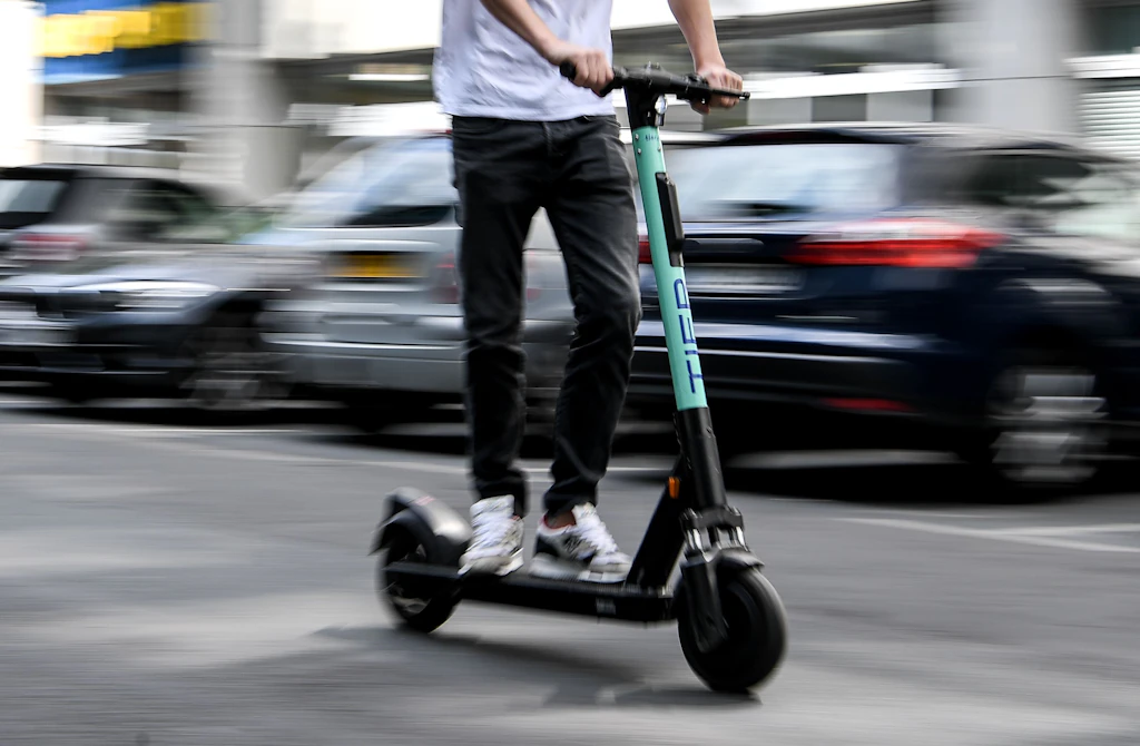 Mehrere Unfälle in Berlin mit E-Scootern: Seniorin von Roller angefahren