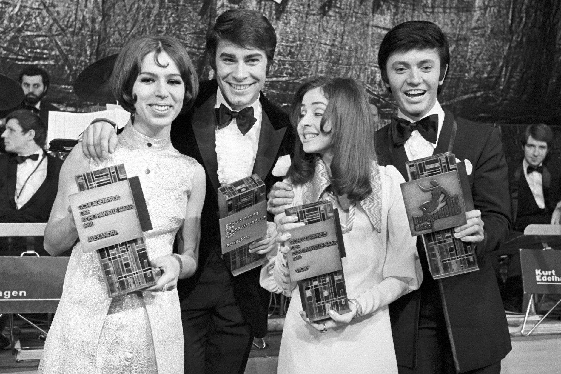 Vicky Leandros mitten der deutschen Schlager-Stars: Das Bild zeigt die Sängerin mit Alexandra (li.), Roy Black und Rex Gildo, die 1969 den Schlagerpreis „Goldene Europa“ erhielten.
