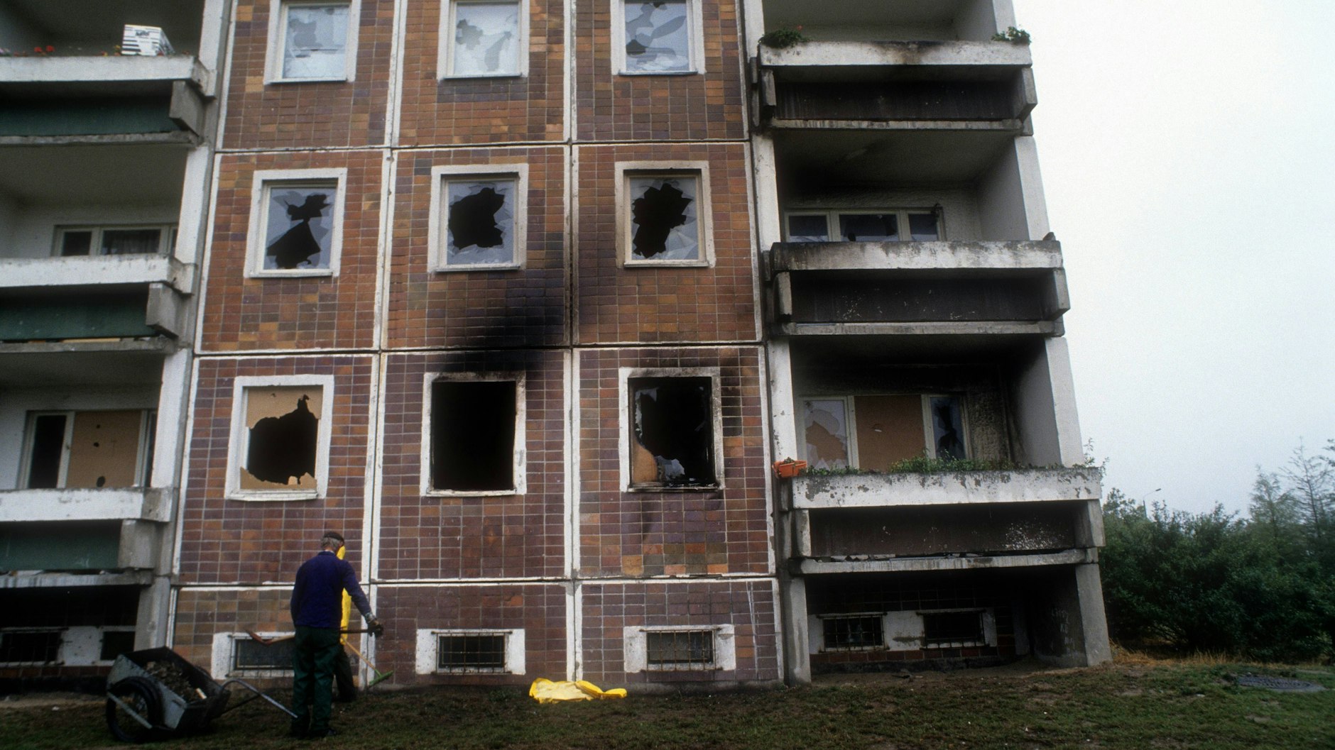 Brandschäden am „Sonnenblumenhaus“ in der Mecklenburger Allee.