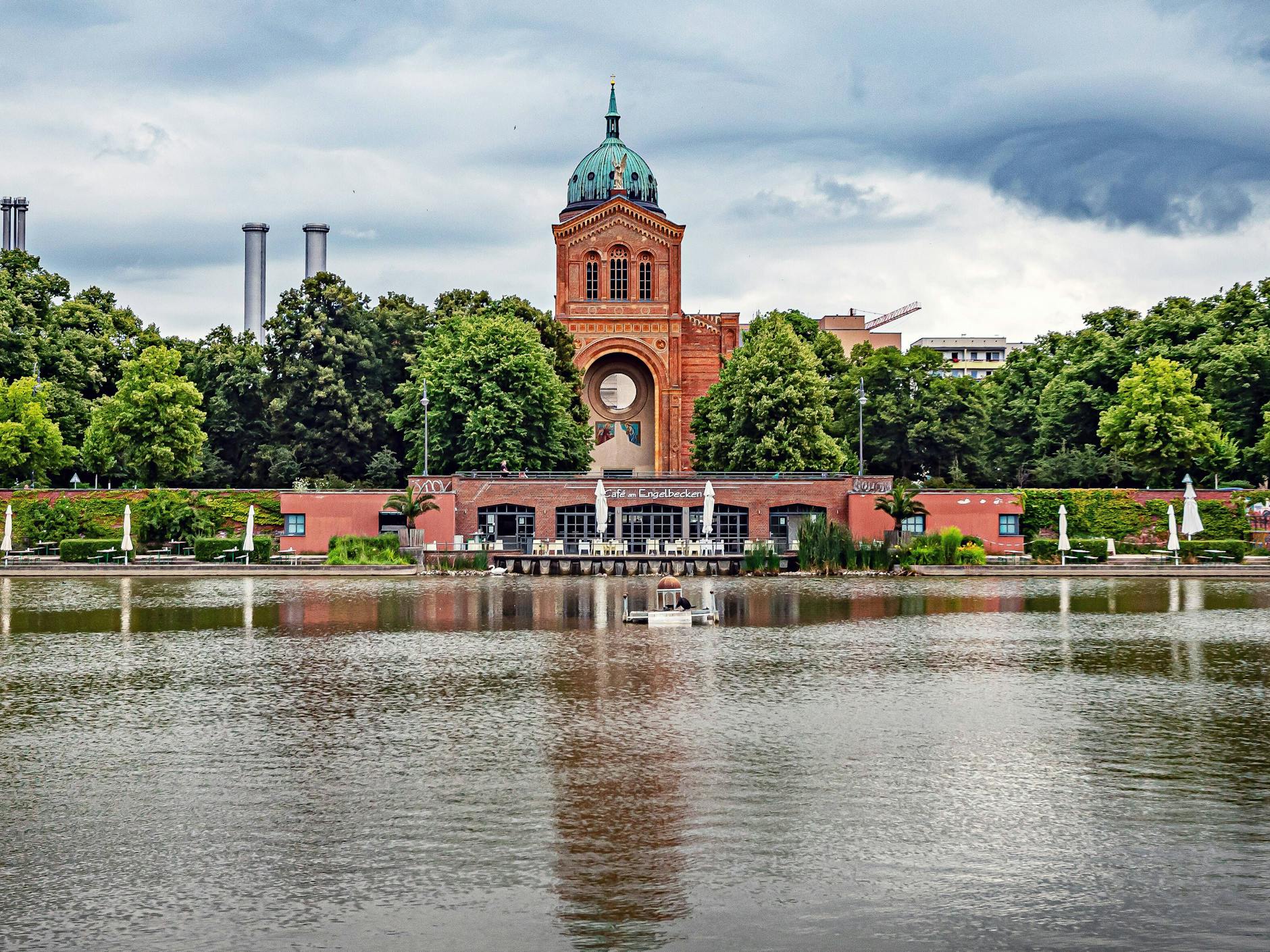 Im Engelbecken spiegelt sich die St.-Michael-Kirche. Schön gelegen am Wasser das Café.