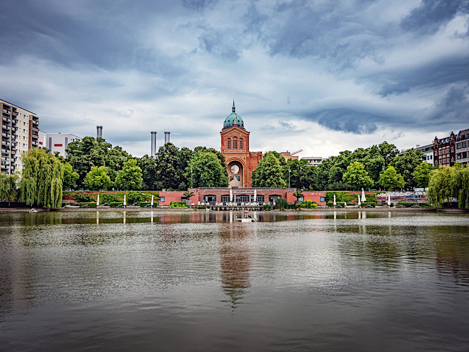Im Engelbecken spiegelt sich die St.-Michael-Kirche. Schön gelegen am Wasser das Café.