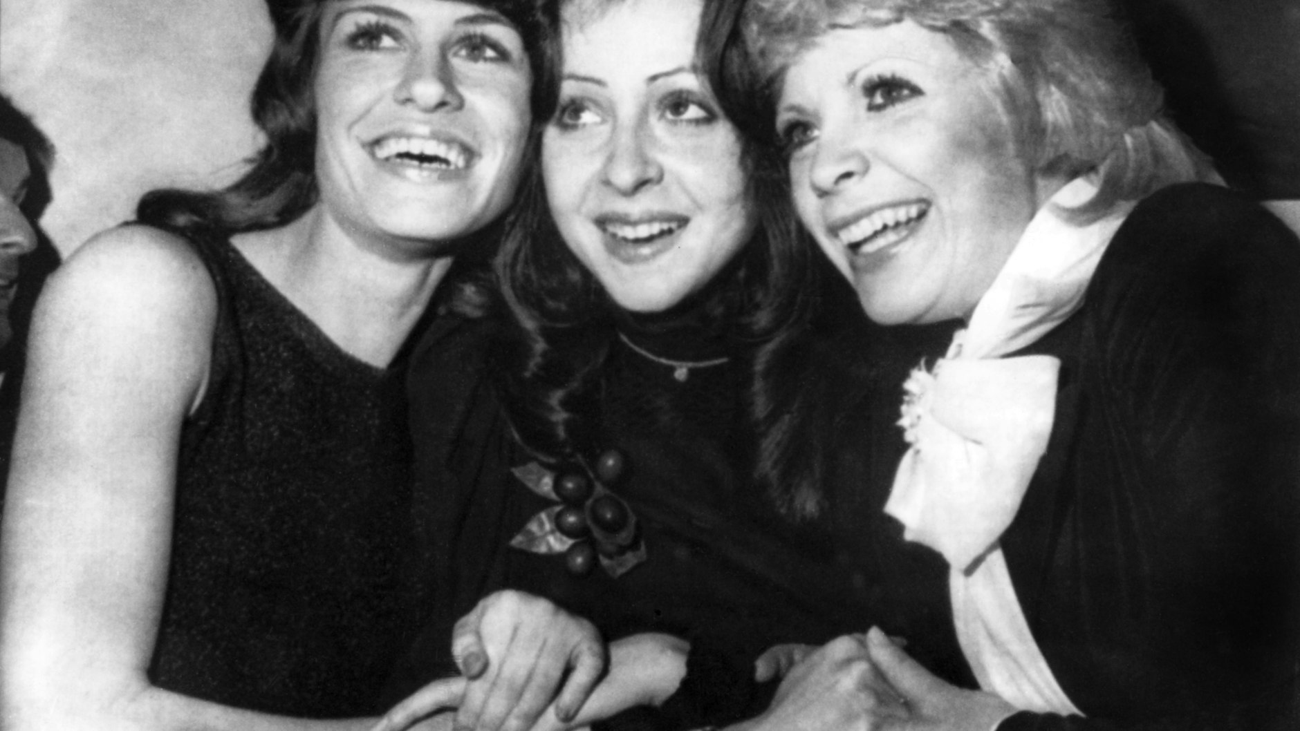 1972 in Großbritannien: Vicky Leandros (M.) freut sich über ihren Sieg beim Grand Prix Eurovision de la Chanson. Sie vertrat Luxemburg mit dem Lied „Apres toi“.