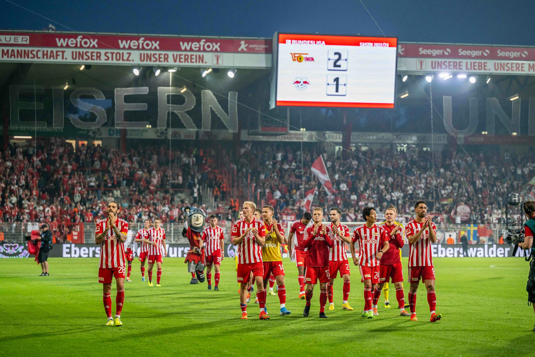 Soll das Werk die Kicker loben! Die Anzeigetafel zeigt an, was der 1. FC Union mal wieder geleistet hat.