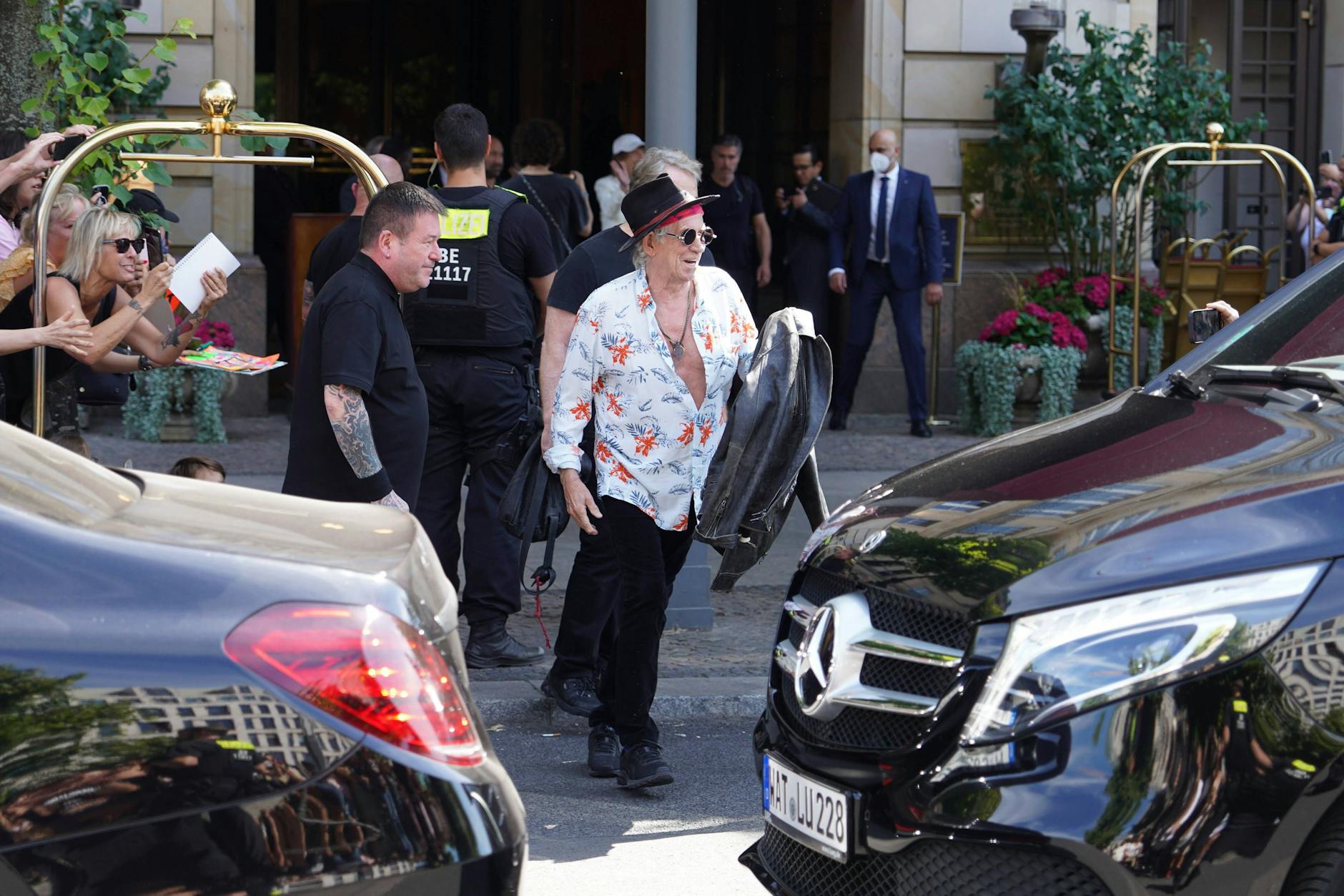 Keith Richards kommt aus dem Adlon: Für die Rolling Stones ist das Adlon immer Hauptquartier, wenn sie in Berlin sind.