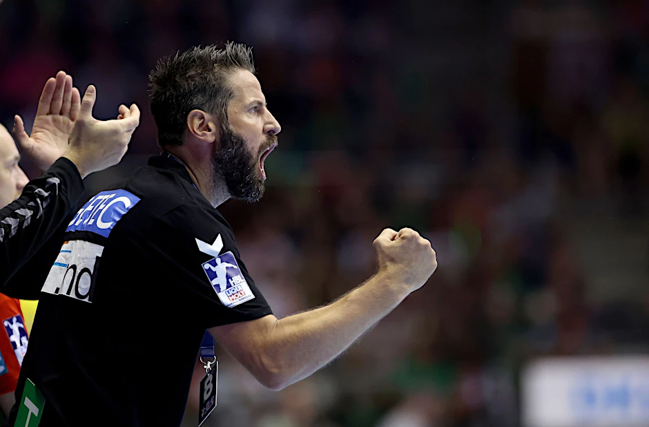 Der Magdeburger Trainer Bennet Wiegert ballt die Faust.  