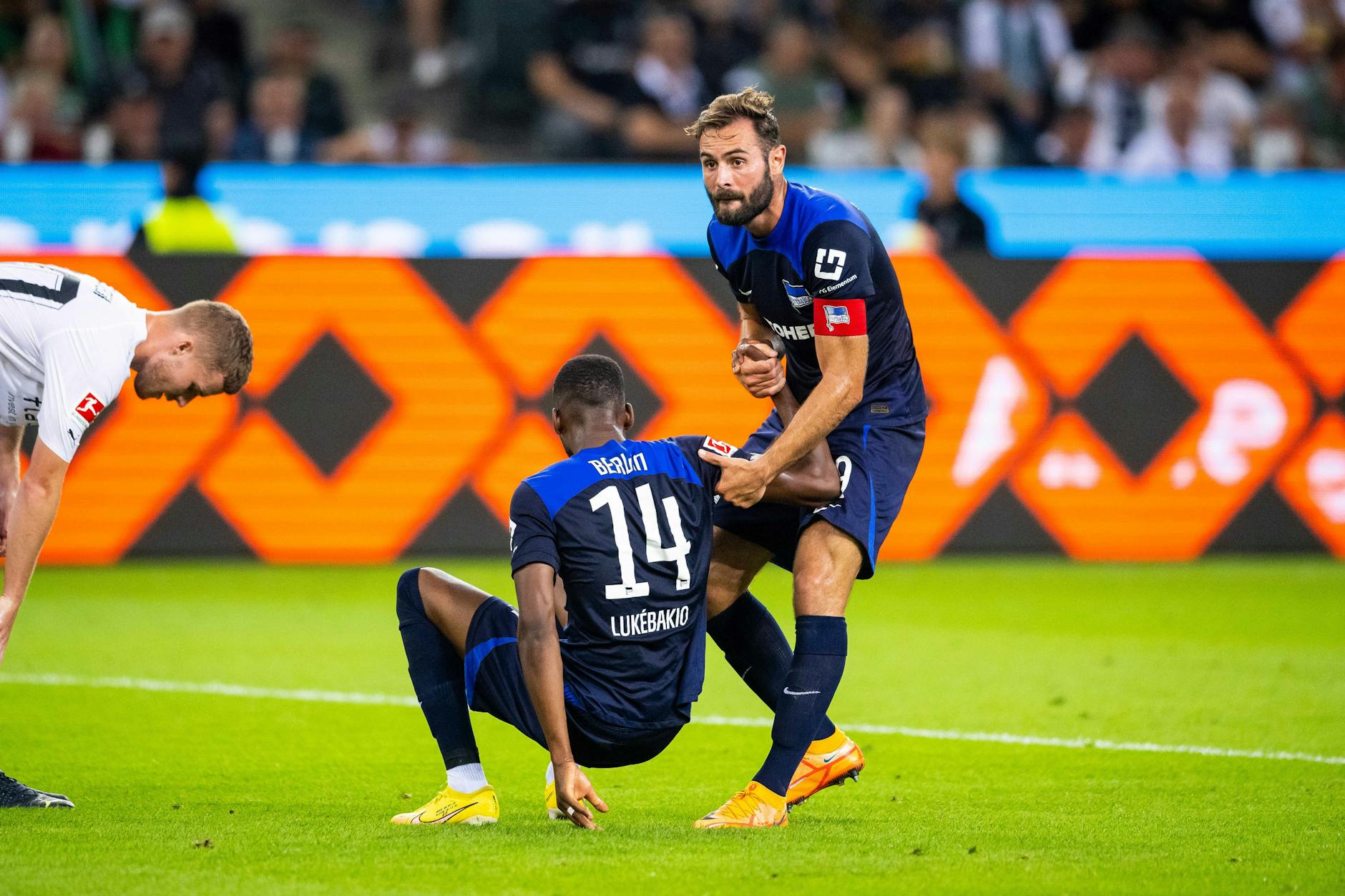 Herthas Lucas Tousart hilft Dodi Lukebakio nach einer verpassten Torchance beim 0:1 in Gladbach wieder auf die Beine. Der Franzose packt an, wenn es sein muss.