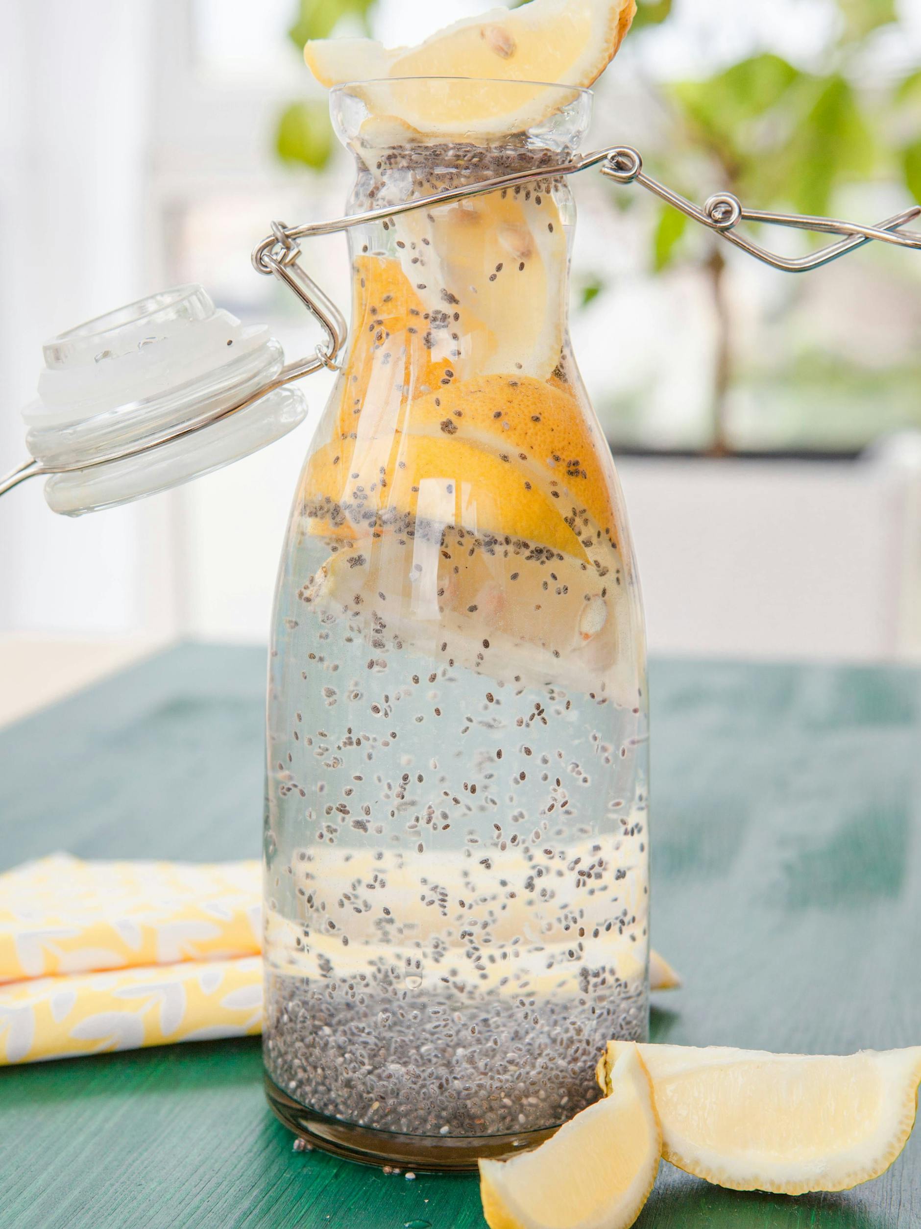 Chia-Wasser als Kilokick für die Fettverbrennung bewahrt man am besten im Kühlschrank auf. Bis zu drei Gläsern am Tag sollte man trinken.