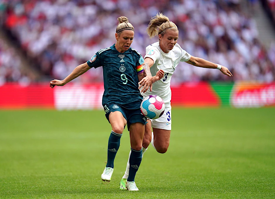 Svenja Huth (l) im Laufduell mit der Engländerin Rachel Daly.  