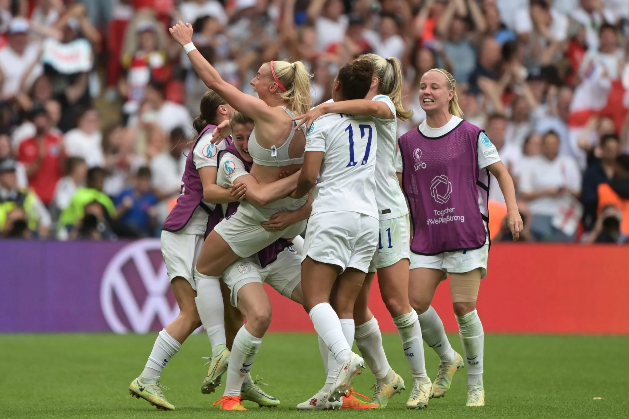 Chloe Kelly (3.v.l.) erzielte in der zweiten Hälfte der Verlängerung das Siegtor für England.  