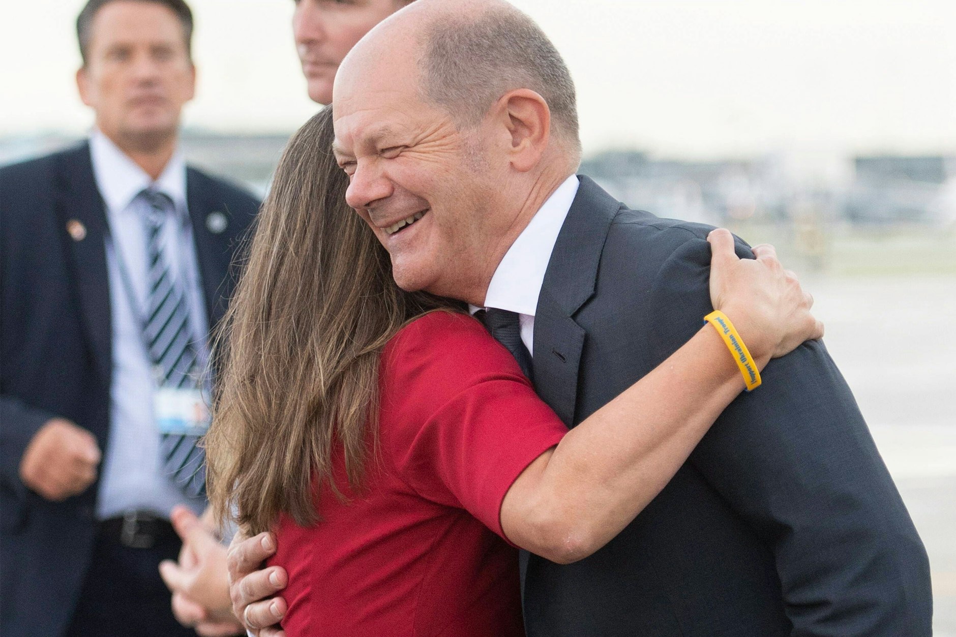Manchmal kann der Kanzler (Spitzname „Scholzomat“) sich freuen: Kanadas Vize-Premierministerin Chrystia Freeland umarmt Olaf Scholz auf dem Flughafen von Montreal. Gucken Sie mal, wo seine rechte Hand ist ...