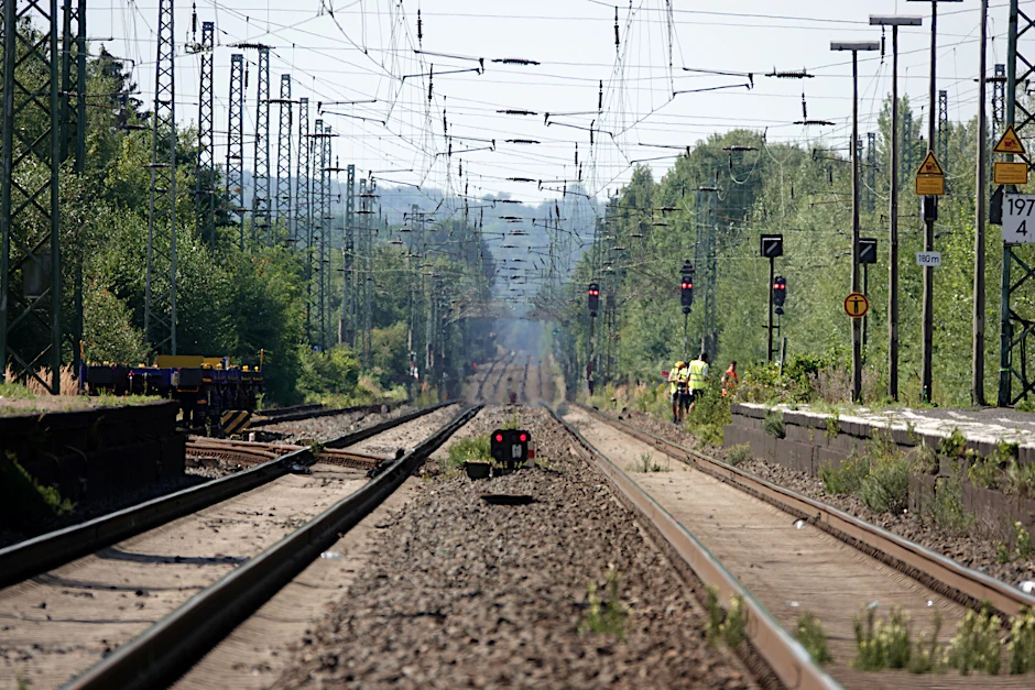 Bahnstrecken enthalten viel Metall aller Art. Bei einem Diebstahl ist der Schaden für die Bahn viel größer als der Gewinn für die Diebe.