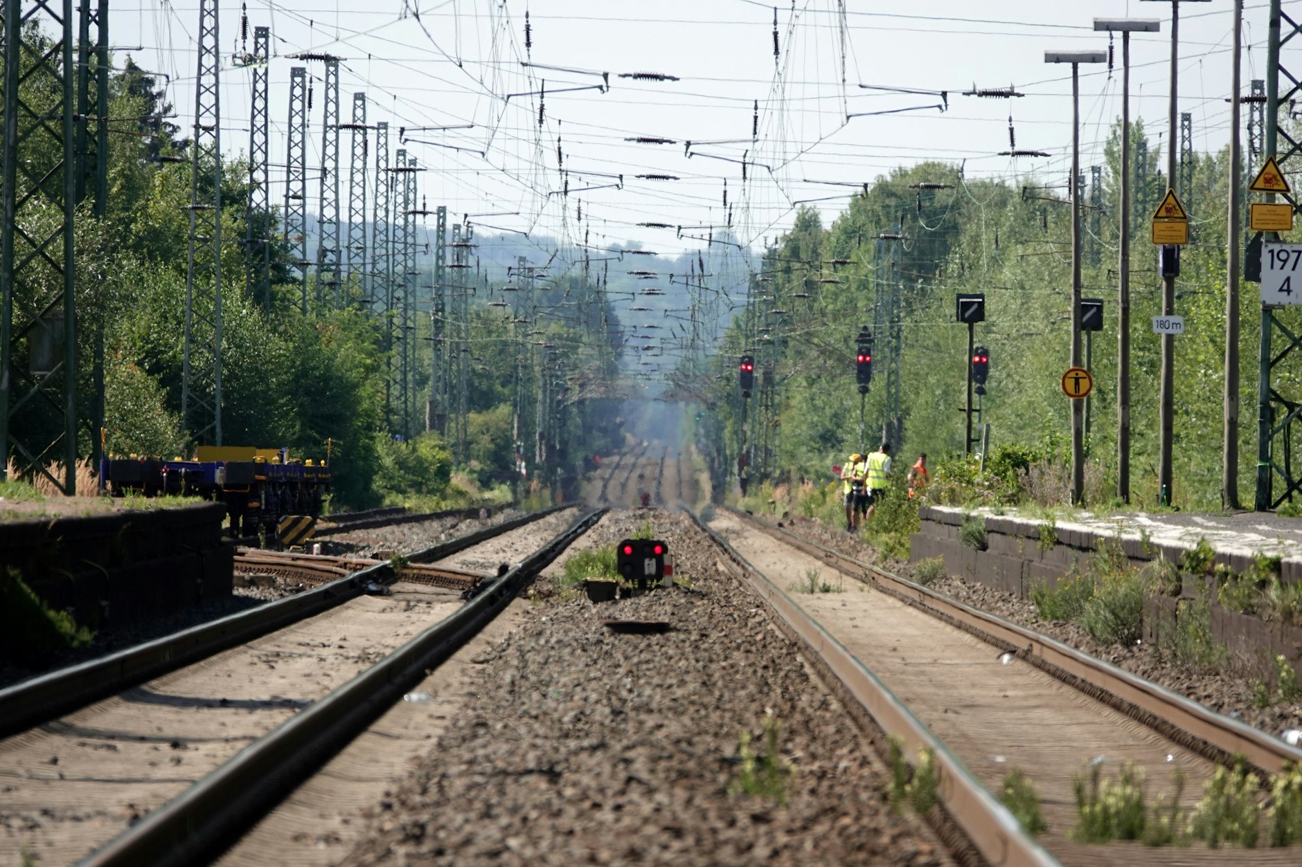 Bahnstrecken enthalten viel Metall aller Art. Bei einem Diebstahl ist der Schaden für die Bahn viel größer als der Gewinn für die Diebe.