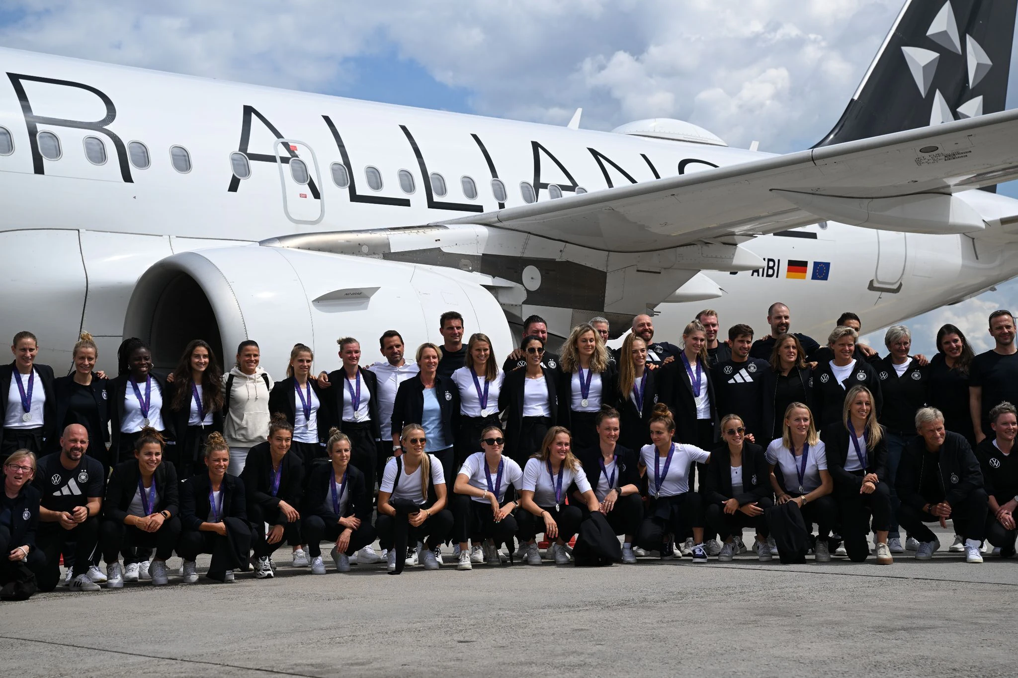Die DFB-Frauen nach der Ankunft in Frankfurt.  