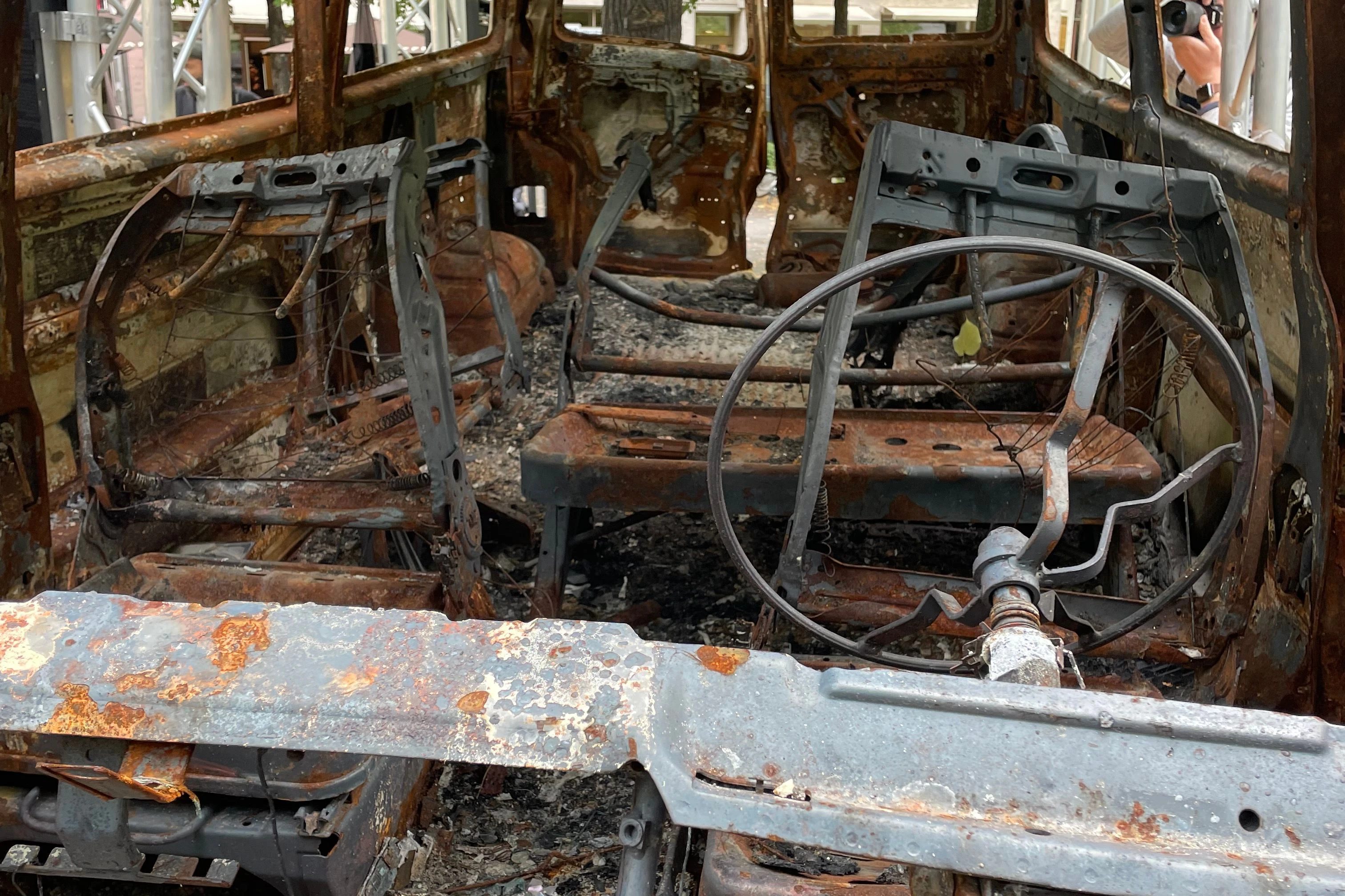 Das Innere des Autos, was in Bucha von russischen Soldaten beschossen wurde, bis es in Flammen aufging.
