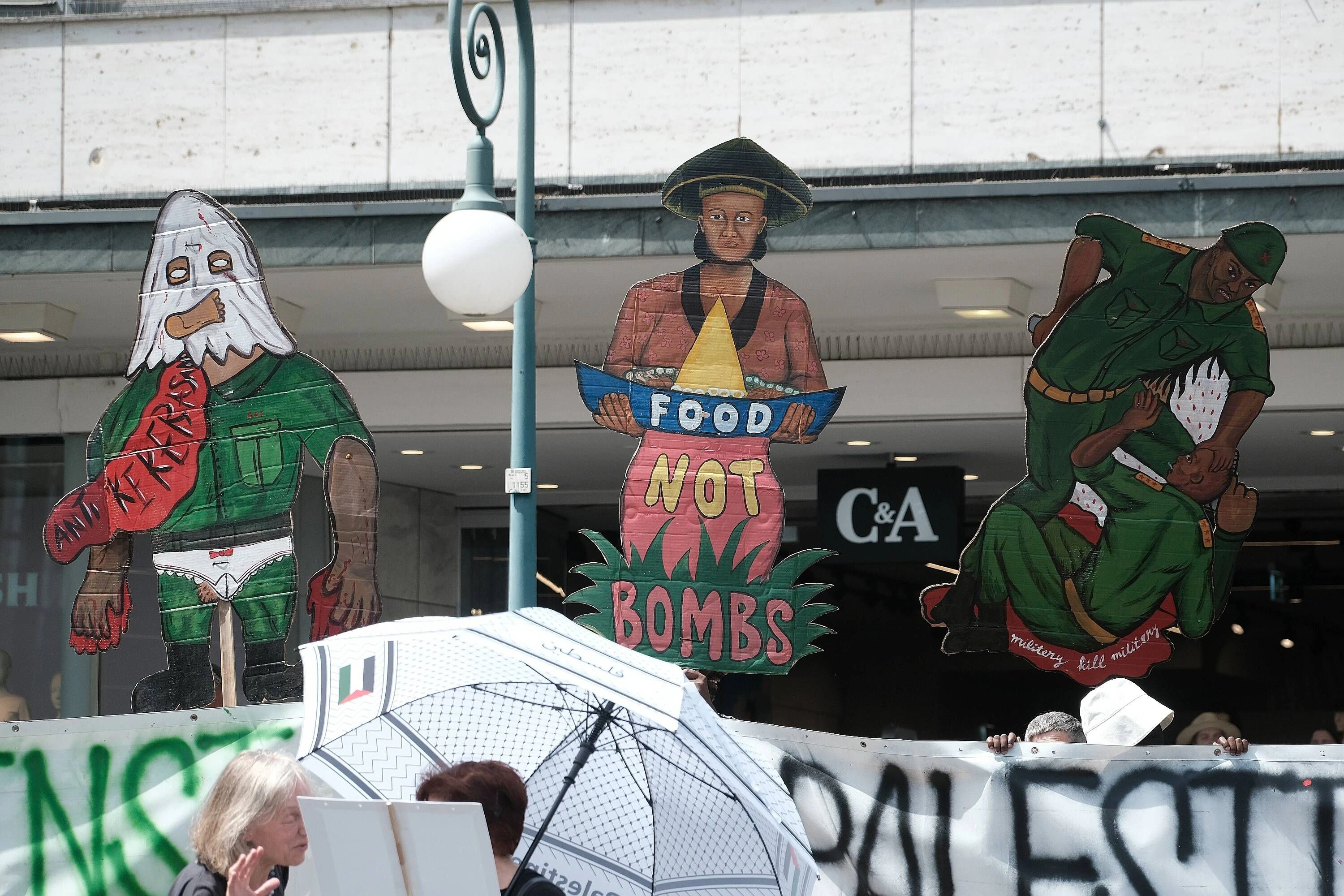 Demonstration in Kassel, mit Figuren des indonesischen Kollektivs Taring Padi