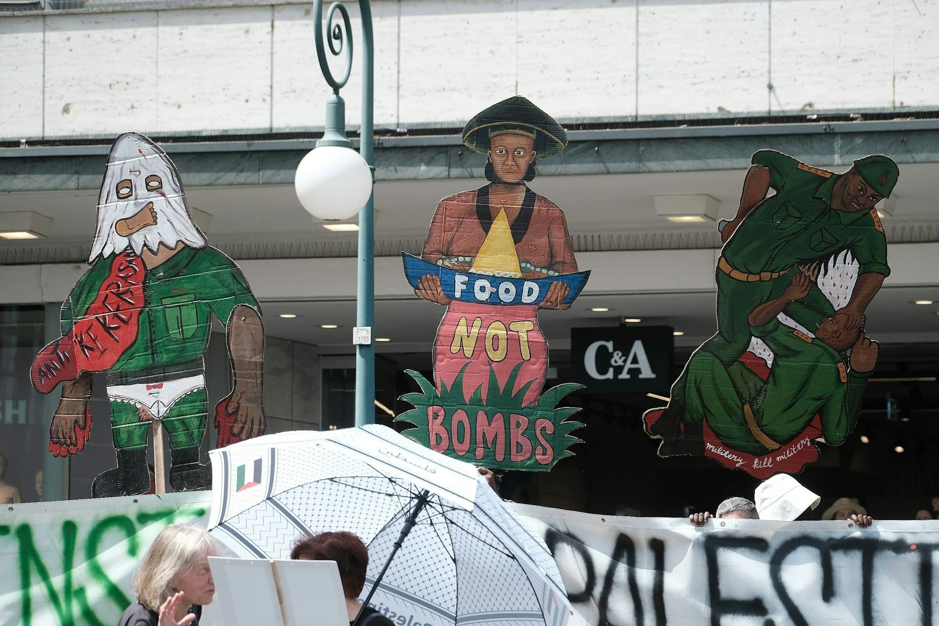 Demonstration in Kassel, mit Figuren des indonesischen Kollektivs Taring Padi