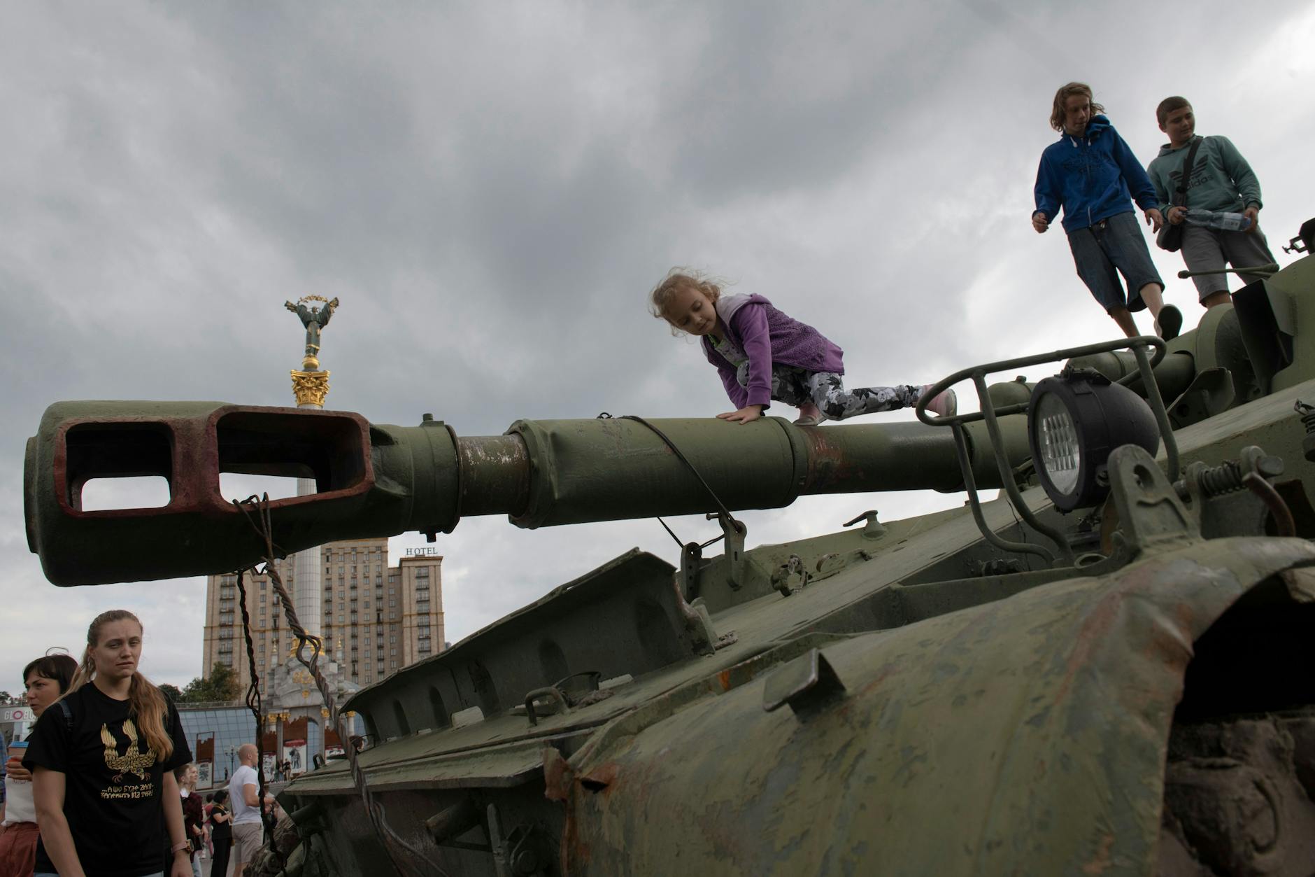 Kinder klettern auf einem Panzer herum: Die Ukrainer stellten auf Kiews Prachtstraße Chreschtschatyk und dem Maidan erbeutetes und zerstörtes russisches Kriegsgerät aus.