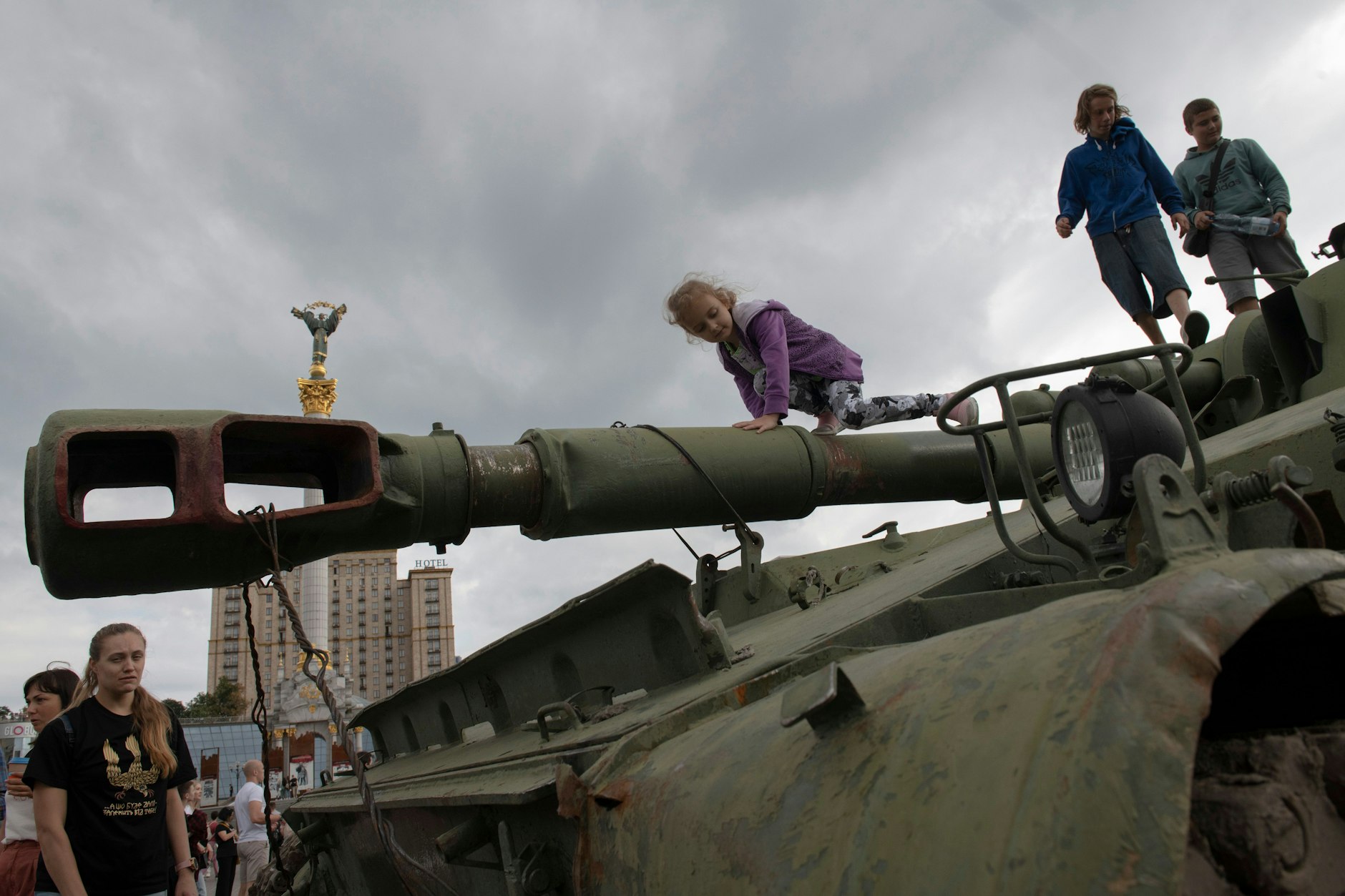 Kinder klettern auf einem Panzer herum: Die Ukrainer stellten auf Kiews Prachtstraße Chreschtschatyk und dem Maidan erbeutetes und zerstörtes russisches Kriegsgerät aus.