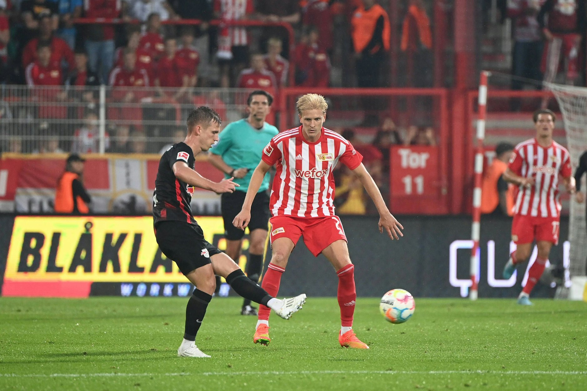 Unions Morten Thorsby – hier im Duell mit Leipzigs Dani Olmo (l.) – hofft auf ein italienisches Los in der Europa League.