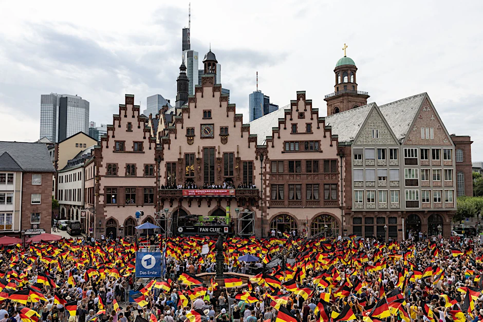 Tausende Fans haben das deutsche Team auf dem Frankfurter Römer empfangen.  