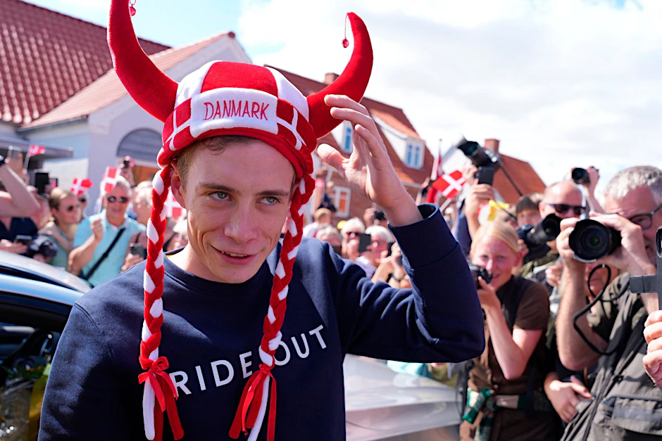 Tour-Sieger Jonas Vingegaard wird in seinem Heimatort gefeiert.  to/AP/dpa
