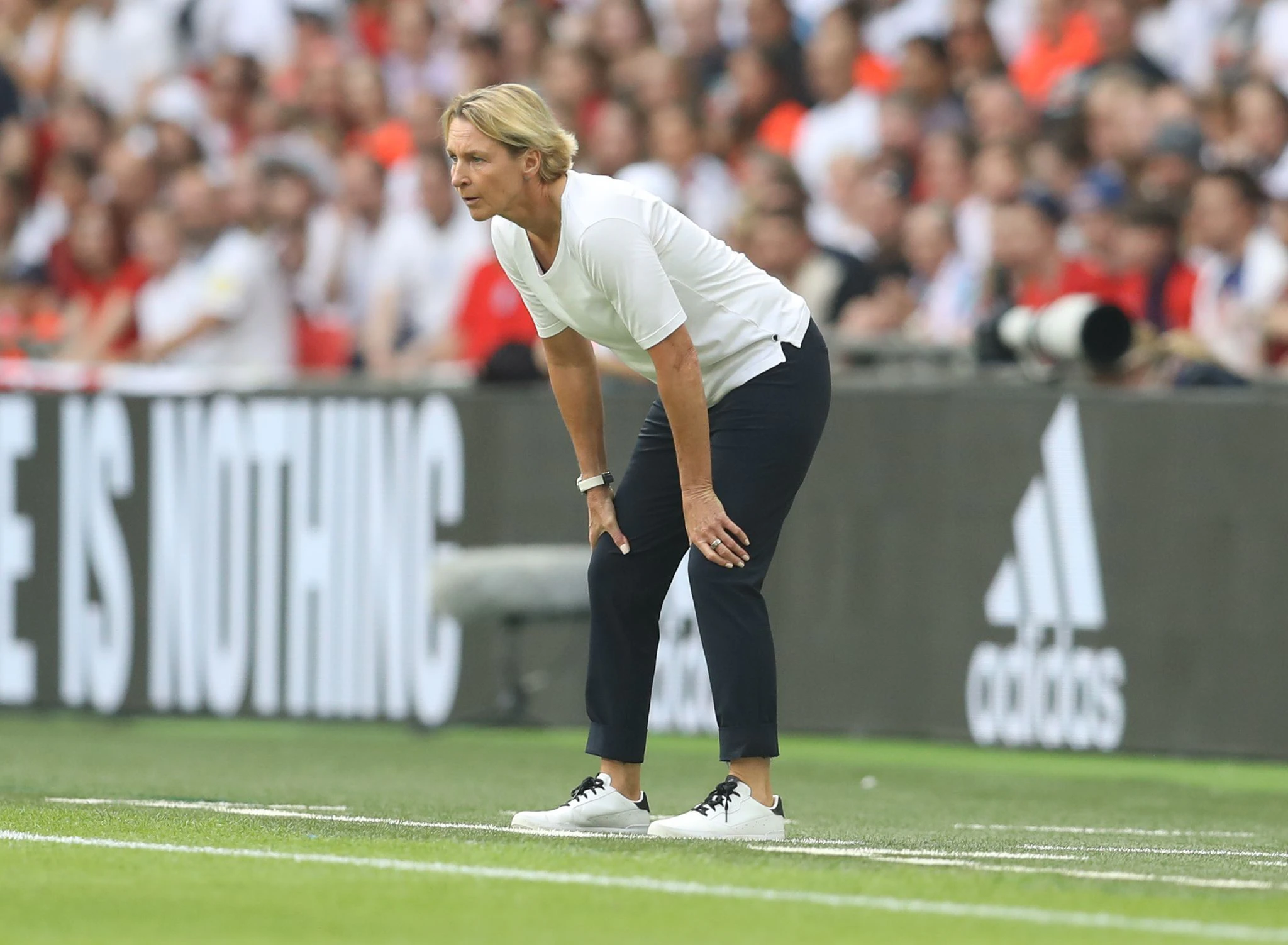 Bundestrainerin Martina Voss-Tecklenburg musste ihre Startelf kurzfristig umbauen.  re/dpa