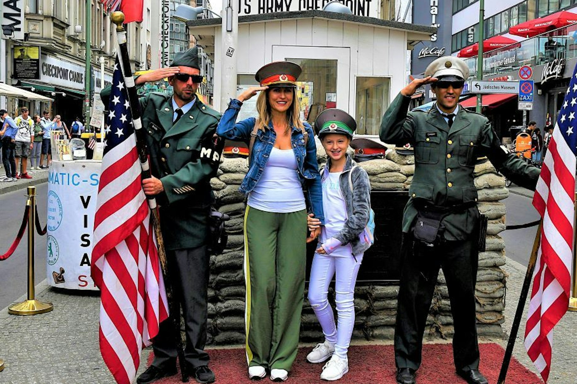 Besuchermagnet: Checkpoint Charlie mit Selfiemöglichkeit