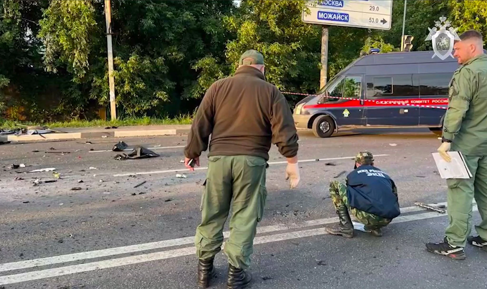 HANDOUT - Auf diesem vom russischen Untersuchungsausschuss veröffentlichten Handout-Foto arbeiten Ermittler am Ort der Explosion eines von Daria Dugina gefahrenen Autos außerhalb von Moskau.  ee of Russia/AP/dpa