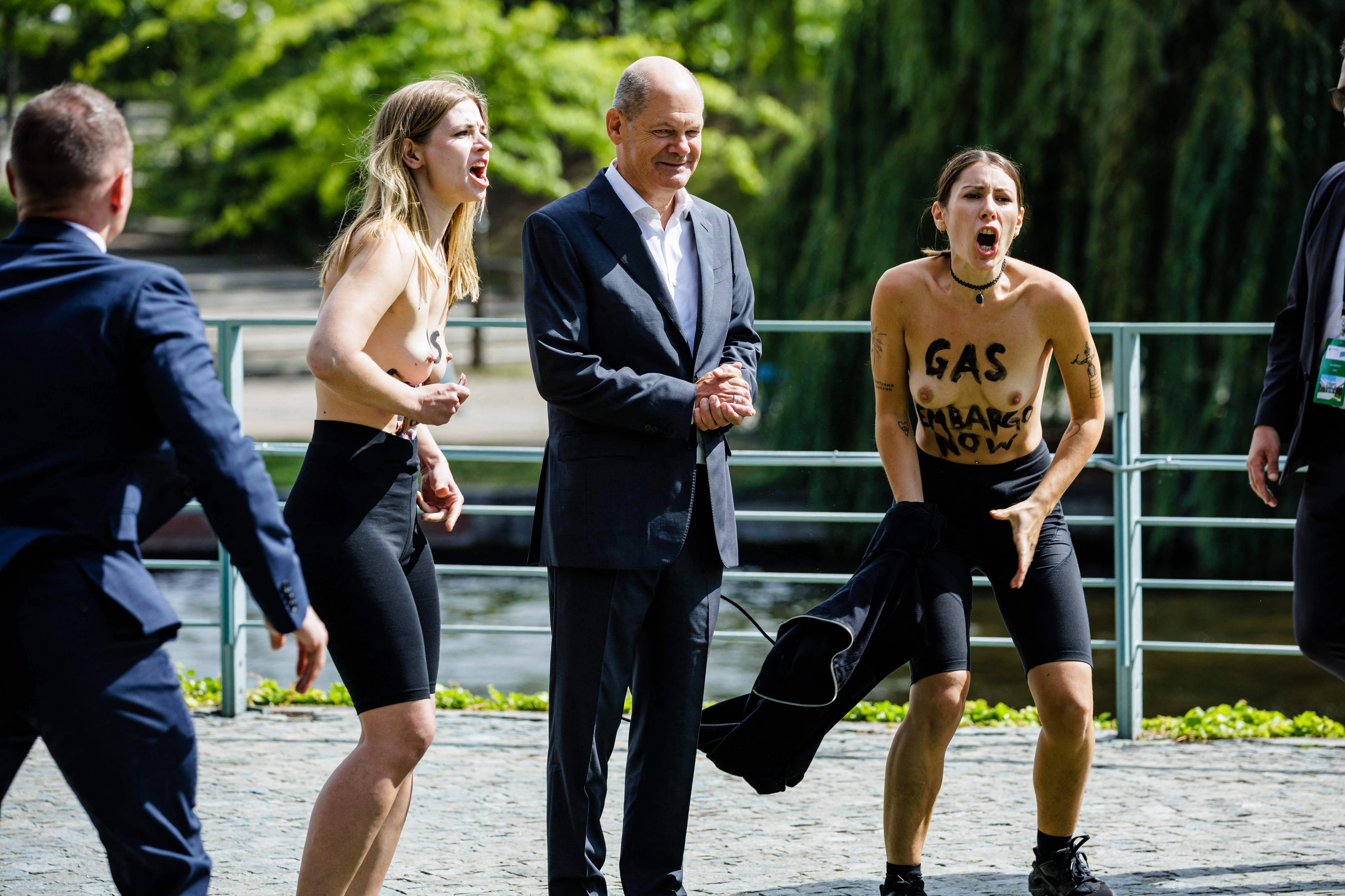 Der Protest am Sonntag. Wenig später greift das Sicherheitspersonal ein.