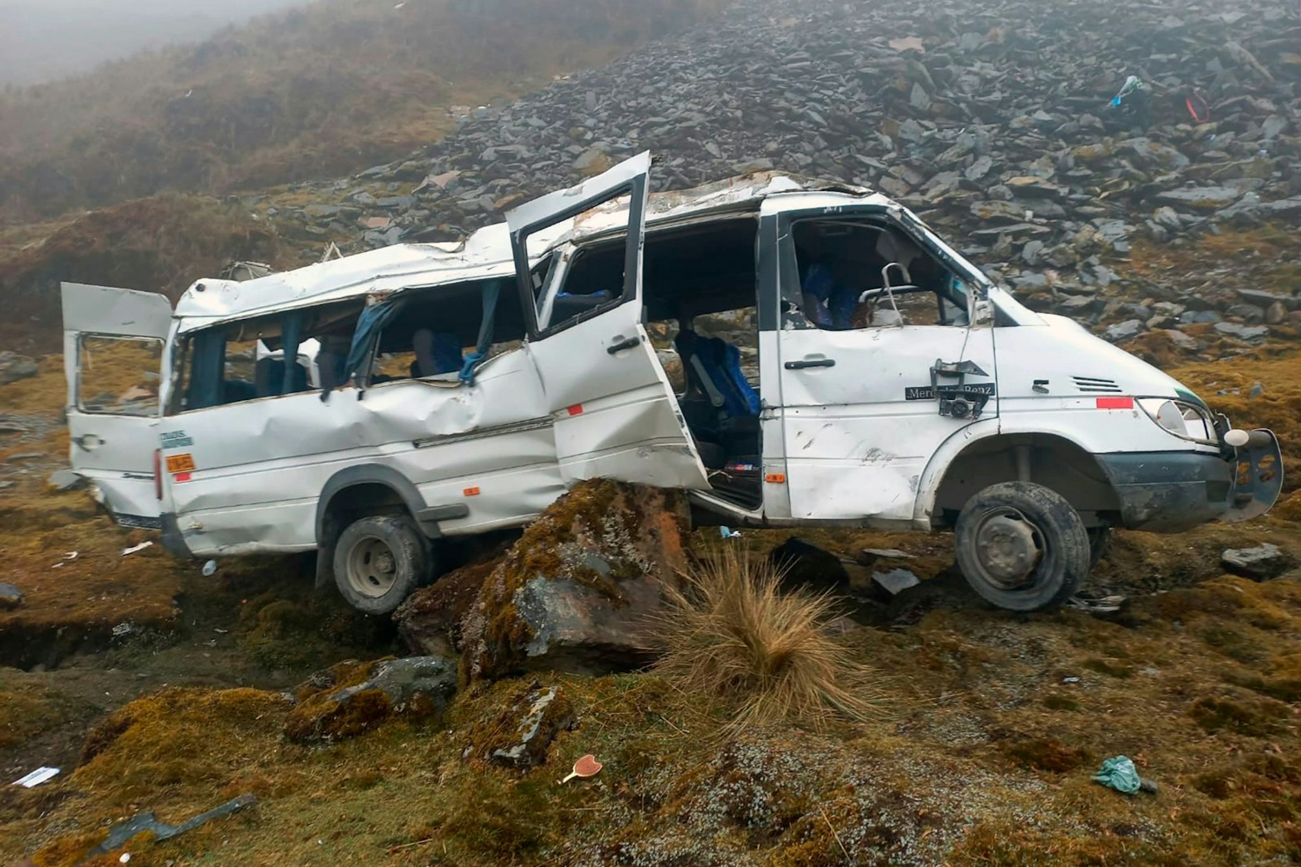 100 Meter tief stürzte dieser Bus in eine Schlucht. Vier Menschen starben.